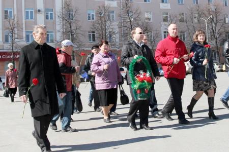 Коммунисты Кургана возложили цветы к памятникам В.И. Ленина