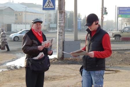 Барнаульские коммунисты проводят пикеты у проходных заводов