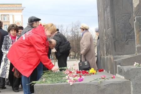 Новгородские коммунисты возложили цветы к памятнику В.И. Ленину