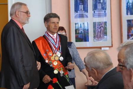Коммунисты Кургана поздравили детей войны с 70-летием Великой Победы