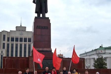 Республика Татарстан. Казань, 22 апреля. В день 145-летия со Дня рождения Владимира Ильича Ленина коммунисты возложили цветы к его памятникам