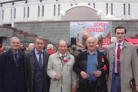 Деревьям Победы – расти! Коммунисты Москвы и их сторонники заложили Аллею Победы в парке на Поклонной горе