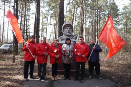 Липецкие коммунисты и комсомольцы накануне Дня космонавтики навели порядок возле памятника Юрию Гагарину на месте бывшего пионерского лагеря