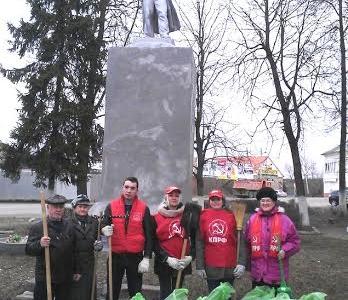 Тульская область. В городе Алексине коммунисты привели в порядок сквер и памятник  В.И. Ленину