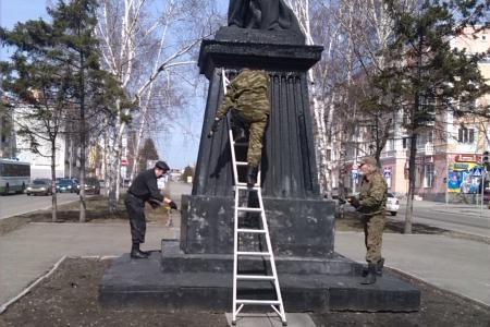 Барнаульские коммунисты в ходе субботника провели акцию «Селфи со Сталиным»