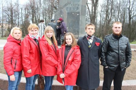 Новгородские коммунисты возложили цветы к памятнику В.И. Ленину
