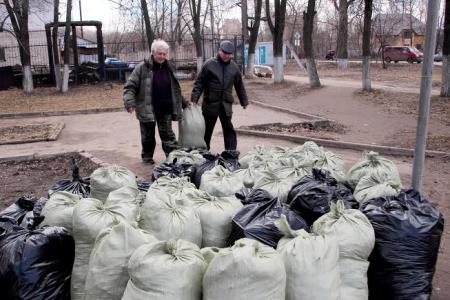Костромской горком КПРФ провел субботник в сквере возле бывшей фабрики им.Октябрьской Революции