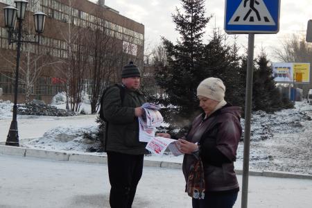 Барнаульские коммунисты проводят пикеты у проходных заводов