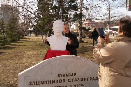Барнаульские коммунисты в ходе субботника провели акцию «Селфи со Сталиным»