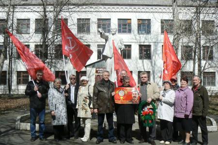 Коммунисты Кургана возложили цветы к памятникам В.И. Ленина