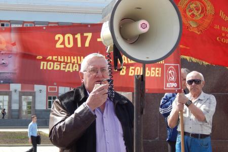 Барнаульские коммунисты в День рождения Ленина провели митинг и возложили цветы к памятникам Ильичу