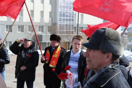 Коммунисты Магадана провели митинг возле памятника В.И. Ленину