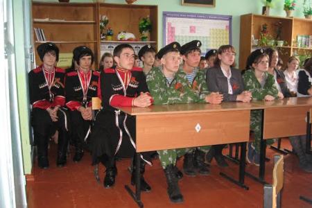 Первый секретарь Краснодарского Крайкома КПРФ Н.И.Осадчий провел в сельских школах открытые уроки и вручил копии Знамени Победы