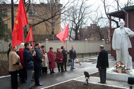 Республика Татарстан. Казань, 22 апреля. В день 145-летия со Дня рождения Владимира Ильича Ленина коммунисты возложили цветы к его памятникам