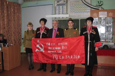 Первый секретарь Краснодарского Крайкома КПРФ Н.И.Осадчий провел в сельских школах открытые уроки и вручил копии Знамени Победы