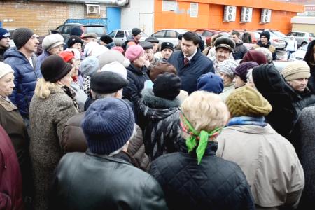 Олег Лебедев продолжает встречи с избирателями, на которых рассказывает о необходимости борьбы с русофобией и антисоветизмом, а также решает экологические проблемы жителей