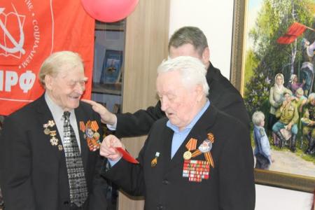 Коммунисты Ямало-Ненецкого автономного округа вручили памятные награды ветеранам и детям войны Тарко-Сале
