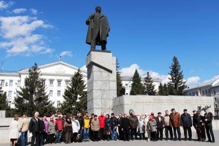 Коммунисты Кургана возложили цветы к памятникам В.И. Ленина