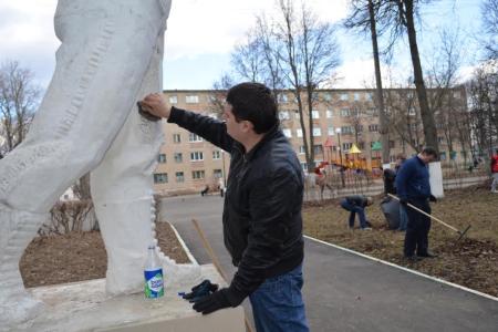 ​Тульские коммунисты в честь Дня космонавтики провели субботник в сквере Пионеров освоения космоса