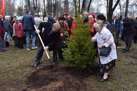 Деревьям Победы – расти! Коммунисты Москвы и их сторонники заложили Аллею Победы в парке на Поклонной горе