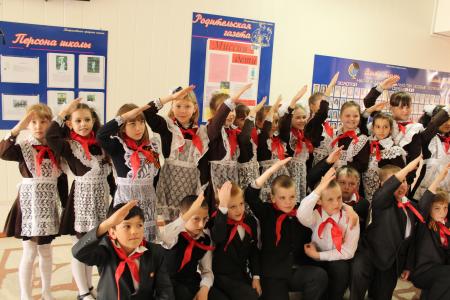 Белгородская область. Ко дню рождения Ленина комсомольцы и коммунисты повязали красные галстуки школьникам