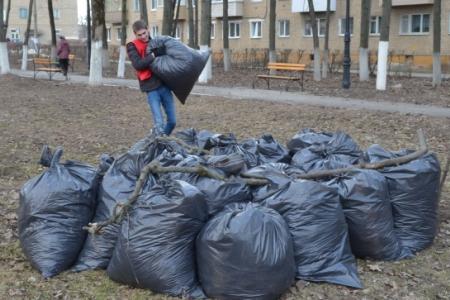 ​Тульские коммунисты в честь Дня космонавтики провели субботник в сквере Пионеров освоения космоса