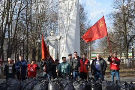 ​Тульские коммунисты в честь Дня космонавтики провели субботник в сквере Пионеров освоения космоса