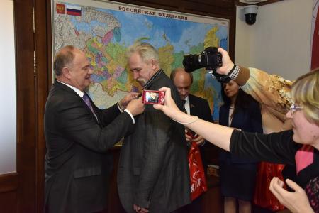 Г.А. Зюганов наградил группу директоров и учителей московских школ