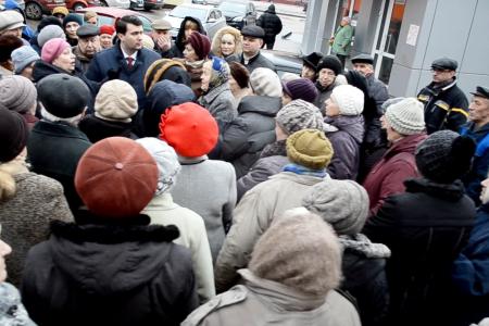 Олег Лебедев продолжает встречи с избирателями, на которых рассказывает о необходимости борьбы с русофобией и антисоветизмом, а также решает экологические проблемы жителей