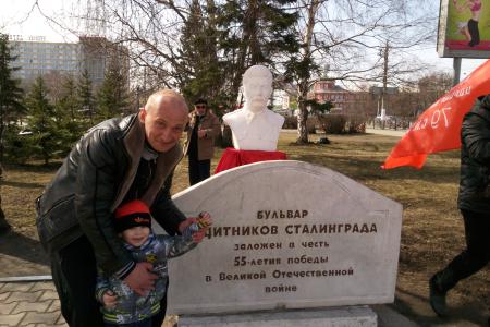 Барнаульские коммунисты в ходе субботника провели акцию «Селфи со Сталиным»