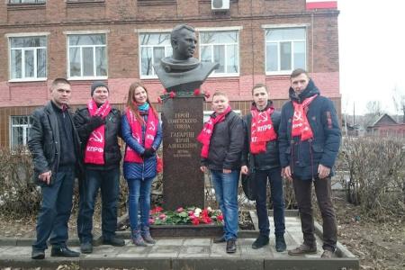 Осенью 2014 года по инициативе депутатов-коммунистов был открыт первый в Удмуртии бюст Юрия Алексеевича Гагарина