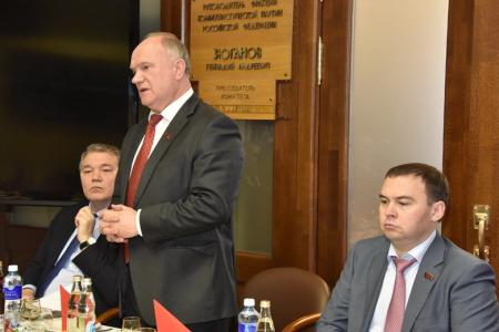 В канун Дня Победы Г.А. Зюганов наградил группу ветеранов дипломатической службы