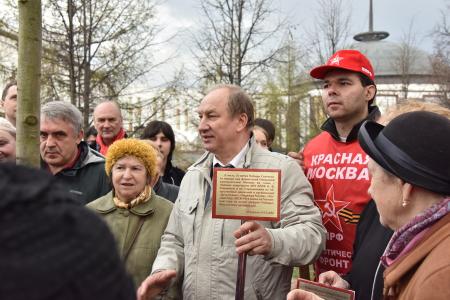 Деревьям Победы – расти! Коммунисты Москвы и их сторонники заложили Аллею Победы в парке на Поклонной горе