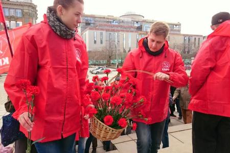 Екатеринбург. Коммунисты почтили память В.И. Ленина возложением цветов