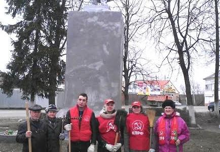 Первый секретарь Тульского обкома Олег Лебедев: «В канун 70-летия Победы наши молодые коммунисты вместе с ветеранами Великой Отечественной войны посадят три аллеи по 70 деревьев каждая»