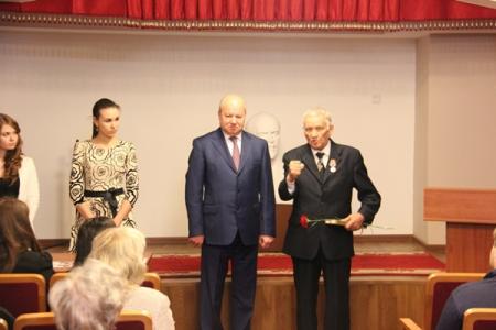 Татарстан. В преддверии 70-летия Победы в Великой Отечественной войне депутат Госдумы В.Н. Лихачев вручил памятные медали КПРФ