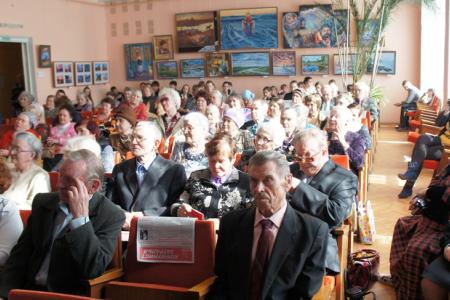 Коммунисты Кургана поздравили детей войны с 70-летием Великой Победы