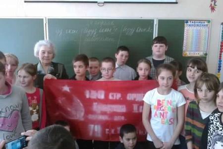 Новгородские комсомольцы провели акцию «Знамя нашей Победы» в Ермолинской школе