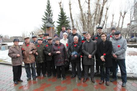 В День космонавтики томские коммунисты возложили цветы к памятнику космонавту Николаю Рукавишникову