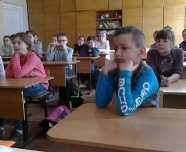 Новгородские комсомольцы провели акцию «Знамя нашей Победы» в Ермолинской школе