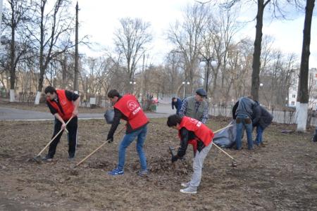 ​Тульские коммунисты в честь Дня космонавтики провели субботник в сквере Пионеров освоения космоса