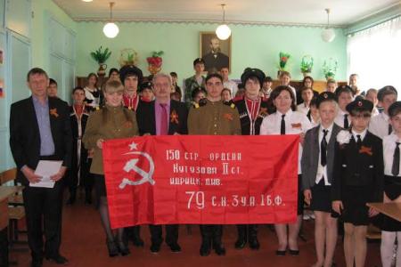 Первый секретарь Краснодарского Крайкома КПРФ Н.И.Осадчий провел в сельских школах открытые уроки и вручил копии Знамени Победы