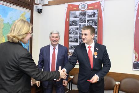 Иван Мельников наградил медалью «70 лет Великой Победы» участников патриотического проекта «Знамя нашей Победы»