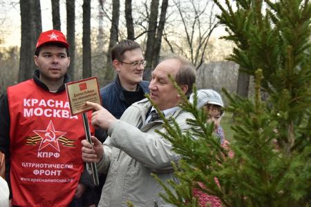 Деревьям Победы – расти! Коммунисты Москвы и их сторонники заложили Аллею Победы в парке на Поклонной горе