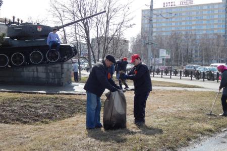 Барнаульские коммунисты в ходе субботника провели акцию «Селфи со Сталиным»