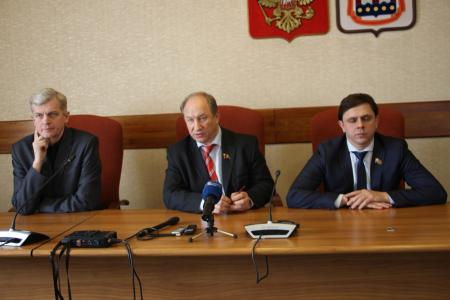 В Калининградском обкоме КПРФ состоялась пресс-конференция депутатов-коммунистов В.Ф. Рашкина и А.Е. Клычкова