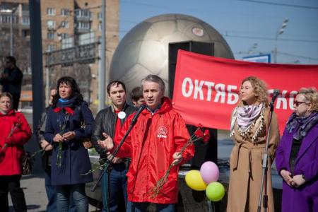 Московские коммунисты возложили цветы к памятнику Юрию Гагарину