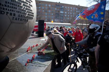Московские коммунисты возложили цветы к памятнику Юрию Гагарину