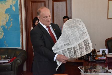 Г.А. Зюганов наградил памятной медалью ЦК КПРФ группу российский журналистов, освещавших события из  «горячих точек»