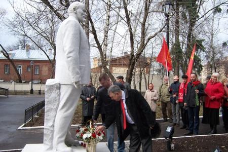 Республика Татарстан. Казань, 22 апреля. В день 145-летия со Дня рождения Владимира Ильича Ленина коммунисты возложили цветы к его памятникам